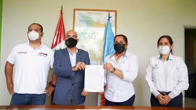 El presidente del Conadis, Marco Antonio Gamarra, y la Vice Gobernadora Regional de San Martín, Nohemi Aguilar Puerta, firmaron convenio para la administración e implementación de su Registro Regional de la Persona con Discapacidad en dicha jurisdicción. 🤝 Acompañaron el acto, el Secretario General del Conadis, Anatoly Bedriñana, y la Directora Regional de Inclusión e Igualdad de oportunidades, Milagros Sánchez.