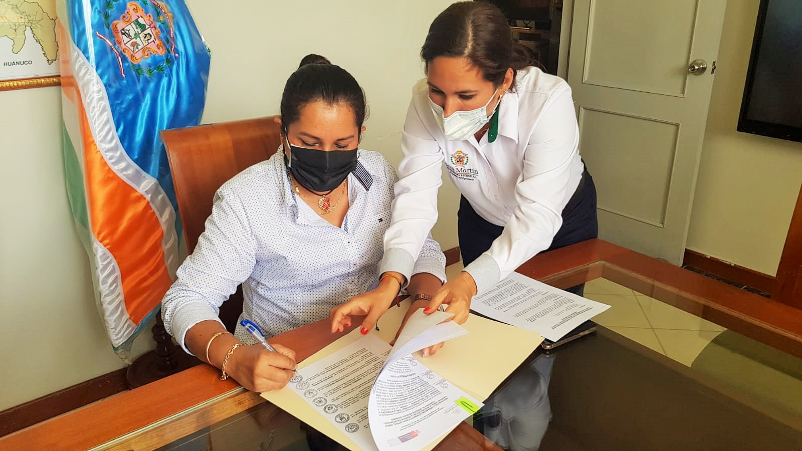 El presidente del Conadis, Marco Antonio Gamarra firma el convenio.