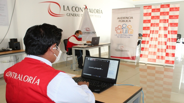 Imagen JPG de dos colaboradores de la Contraloría participando en el curso virtual “El control social en tus manos” Piura.