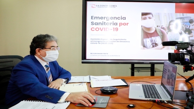 Imagen JPG del Contralor General sentado participando del webinario Emergencia Sanitaria por Covid-19.