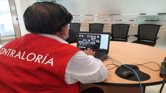 Imagen JPG de colaborador de la Contraloría en los interiores de una oficina, sentado y participando de la Audiencia Pública Virtual “La Contraloría te escucha” Puerto Maldonado.