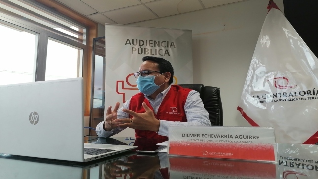 Imagen JPG de colaborador de la Contraloría sentado participando en la Audiencia Pública Virtual “La Contraloría te escucha” Cajamarca.