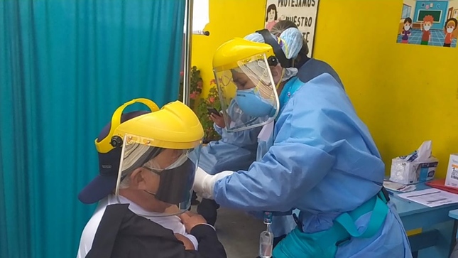 Foto de adulta mayor siendo inoculada
