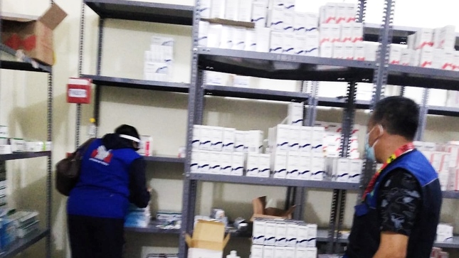 Comisionada de la Defensoría del Pueblo supervisando medicamentos en almacén 