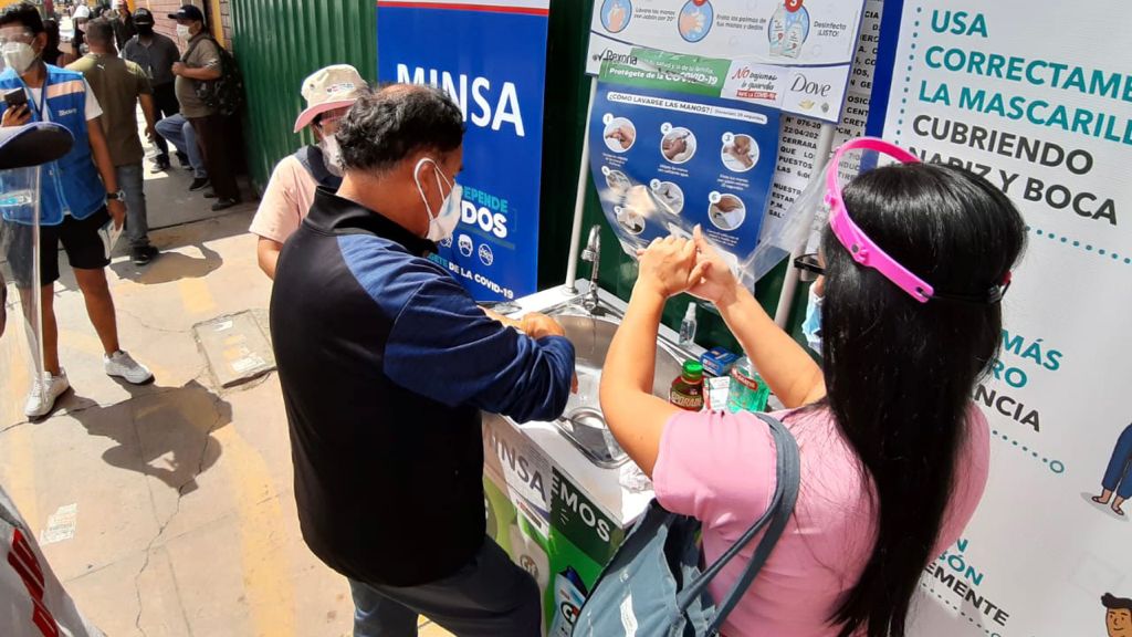 Minsa supervisa uso de doble mascarilla en el mercado Ciudad de Dios de San Juan de Miraflores
