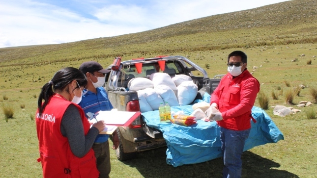 Imagen JPG de colaboradores de la Contraloría supervisando canastas básicas familiares en Huancavelica.