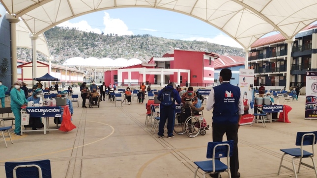 Foto de representante de la Defensoría del Pueblo supervisando la vacunación de personas adulta mayor