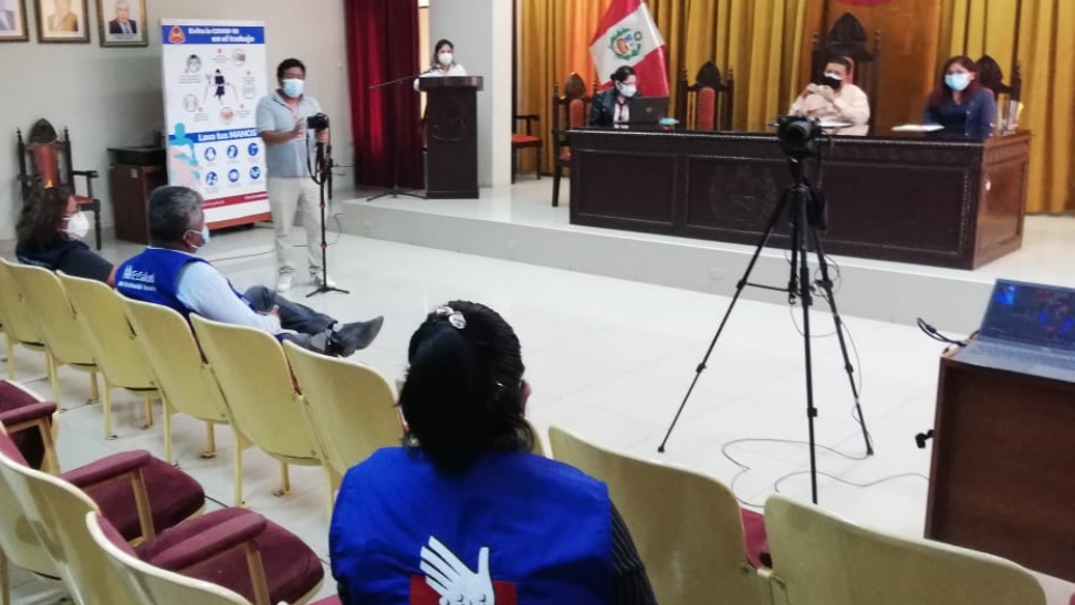 Foto de representante de la Defensoría del Pueblo en reunión presencial con autoridades locales
