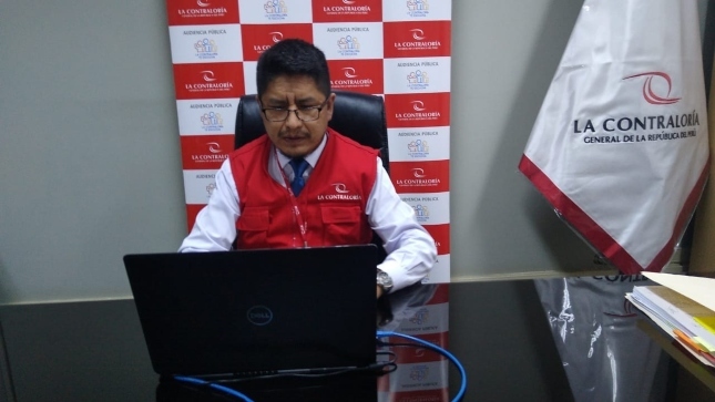 Imagen JPG de colaborador de la Contraloría en los interiores de una oficina, sentado y participando de la Audiencia Pública Virtual “La Contraloría te escucha” Junín.