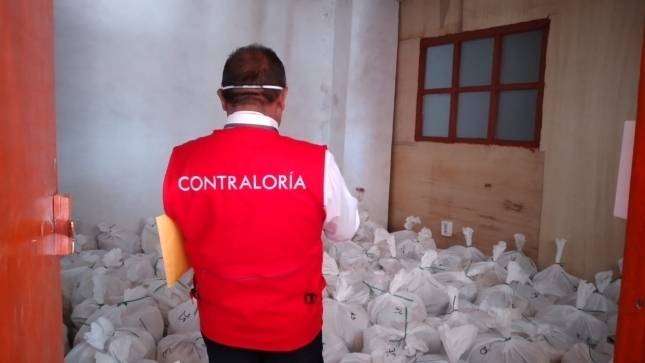Imagen JPG colaborador de la Contraloría supervisando entrega de canastas básicas en Áncash.