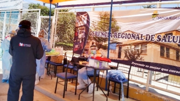 Foto de personas en local de vacunación