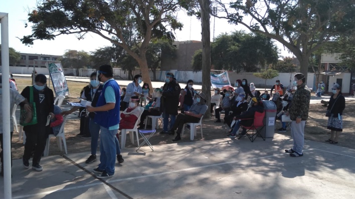 Foto de representante de la Defensoría del Pueblo en local de vacunación
