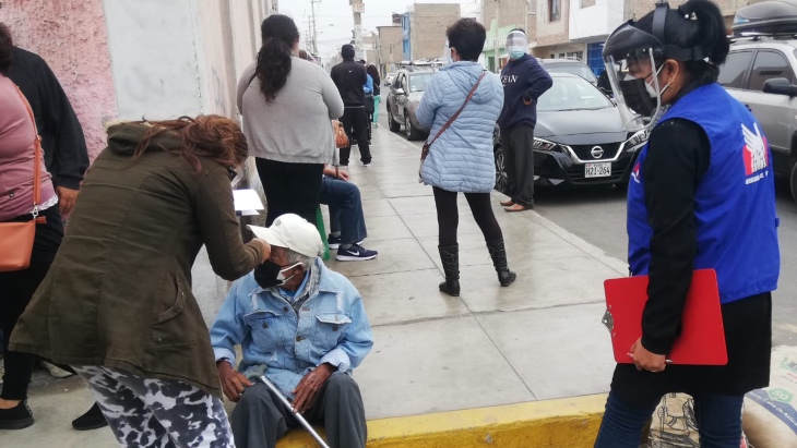 Foto vacunación de adultos mayores