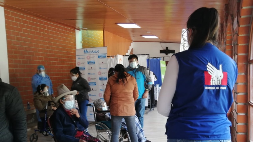 Foto de vacunación de personas adultas mayores