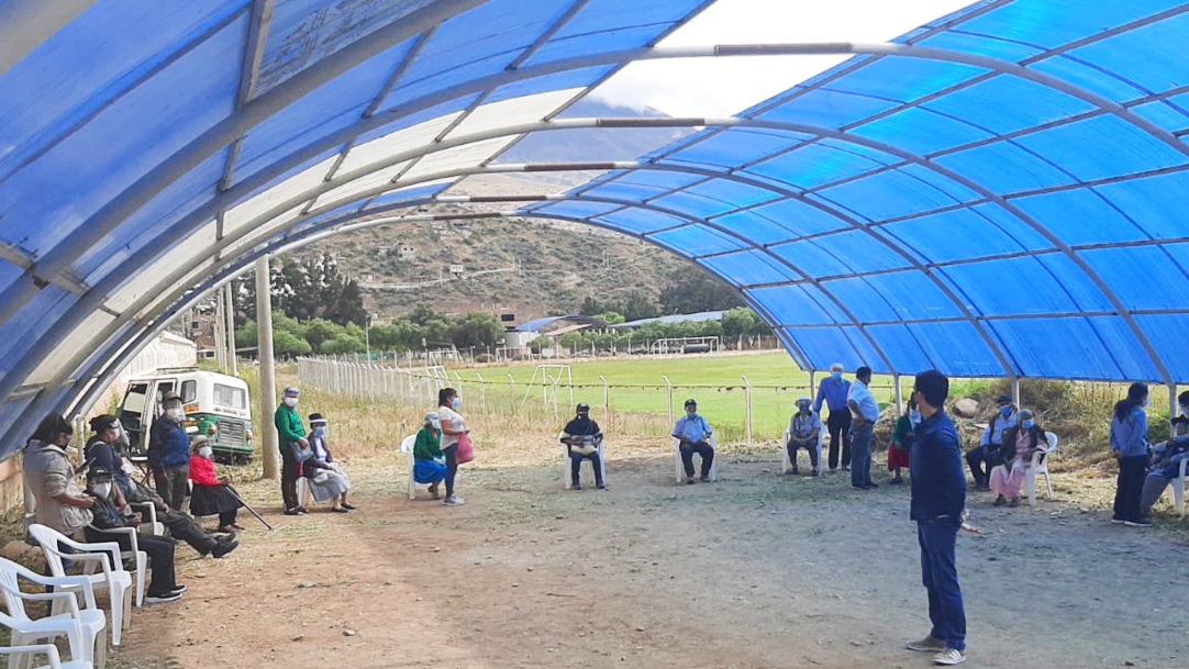 Foto de vacunación de personas adultas mayores