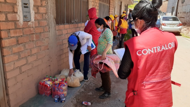 Imagen JPG de colaboradora de la Contraloría supervisando entrega de canastas de víveres en la región Pasco.