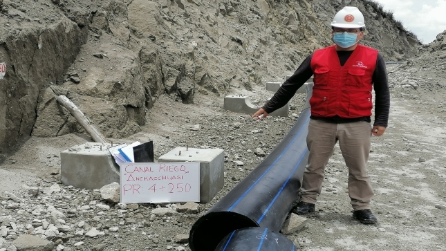 Imagen JPG de colaborador de la Contraloría supervisando trabajos en la presa Ustunaccocha, Ayacucho.