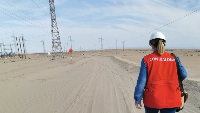 Imagen JPG de colaboradora de la Contraloría supervisando ejecución de obra de electrificación de Electrosur en Tacna.