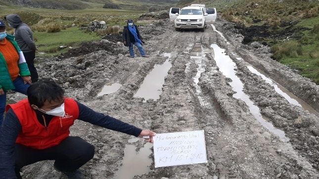 Imagen jpg de colaboradores de la Contraloría supervisando mantenimiento de vías en Cajatambo .