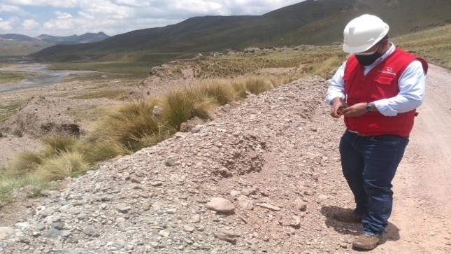 Imagen JPG de colaborador de la Contraloría supervisando mantenimiento de camino vecinal de la provincia de Lampa, Puno.