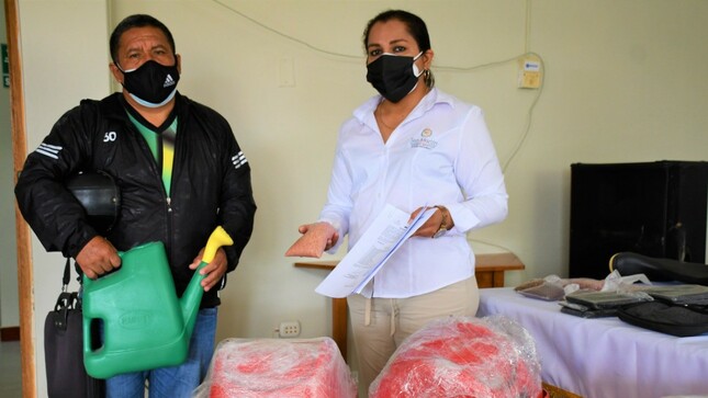 La vicegobernadora regional. Nohemí Aguilar, hizo entrega de los materiales agropecuarios.