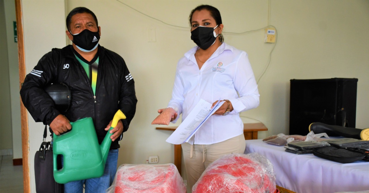 La vicegobernadora regional. Nohemí Aguilar, hizo entrega de los materiales agropecuarios.