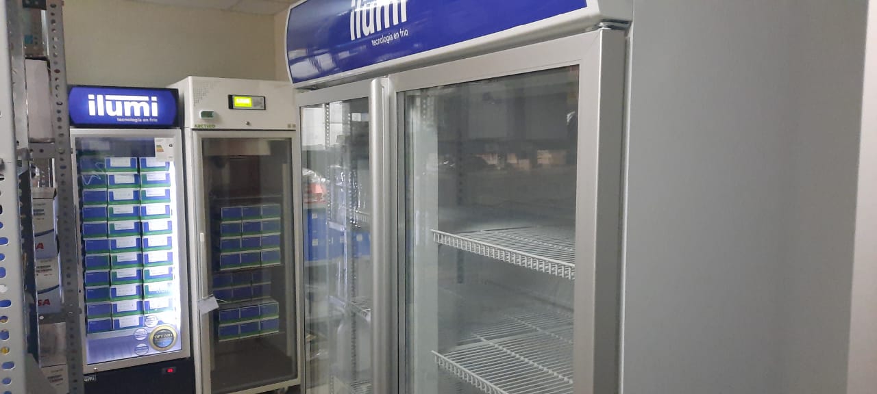 El laboratorio referencial también recibió tres congeladoras para procurar el correcto almacenamiento de los suministros entregados.