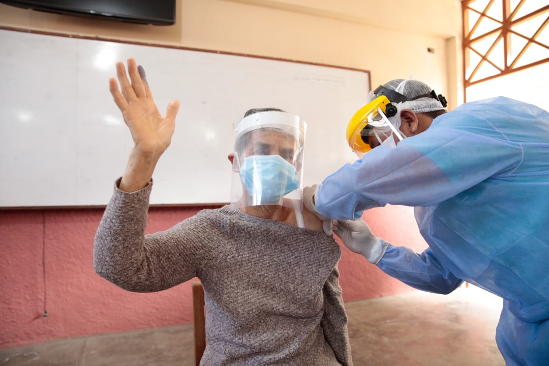 En total serán 2 mil 21 beneficiados con la vacuna contra la COVID 19 sin distinción del seguro de salud que posean.