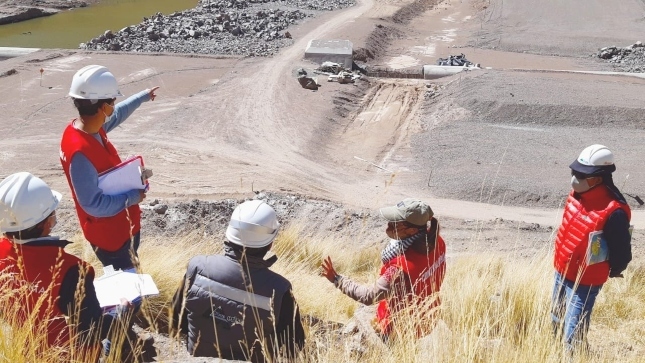 Imagen JPG de colaboradores de la Contraloría supervisando estudios técnicos de la represa Pallallaje en Cusco.