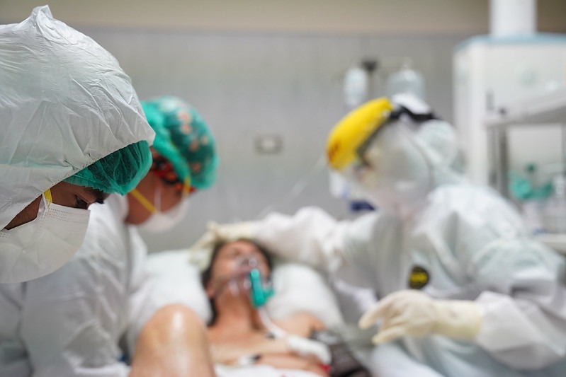 El galeno cuenta con amplia experiencia y capacidad en el tratamiento de pacientes graves con necesidad de intubación para su recuperación.