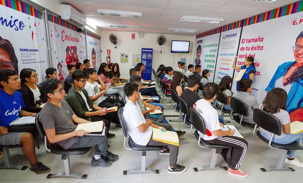 Más de 100 mil jóvenes estudian con becas financiadas con el pago de impuestos