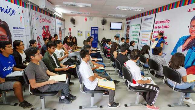 Más de 100 mil jóvenes estudian con becas financiadas con el pago de impuestos