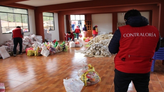 Imagen JPG de colaborador de la Contraloría supervisando la entrega de canastas básicas familiares en Apurímac.