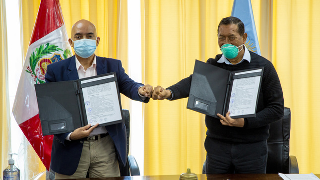 presidente del conadis y alcalde provincial del callao exhibiendo el convenio