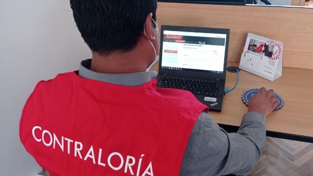 Imagen JPG de colaborador de la Contraloría sentado en su silla dentro de su oficina y participando desde su laptop en la Audiencia Pública “La Contraloría te escucha” Puno.