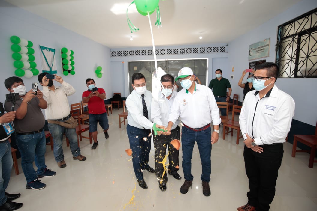 Ruptura del cántaro de chicha durante la ceremonia de entrega de los trabajos de mejoramiento para esta casa de estudios.