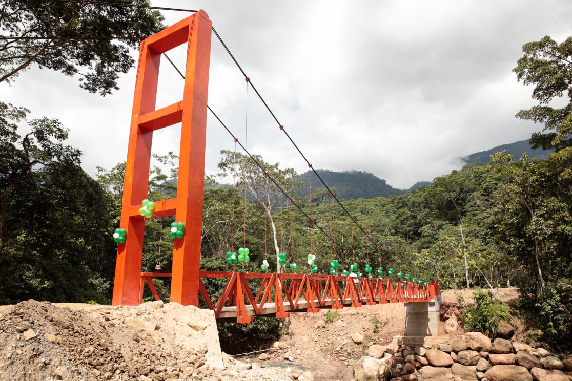 En el primer caso se trata del puente colgante sobre el río Tiraco en beneficio de 4 mil pobladores de los caseríos San José, El Progreso y Sinamipampa.