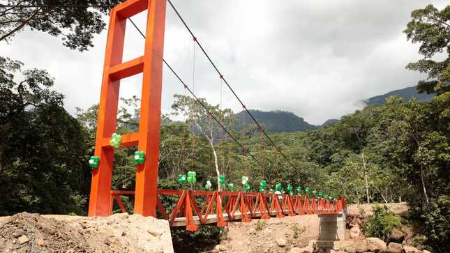 
En el primer caso se trata del puente colgante sobre el río Tiraco en beneficio de 4 mil pobladores de los caseríos San José, El Progreso y Sinamipampa.