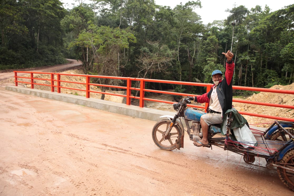 Con un presupuesto que supera el millón de soles hoy también se hizo realidad el esperado puente vehicular sobre la quebrada Pucayacu.