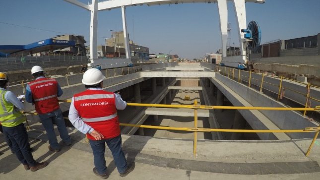 Imagen JPG de colaboradores de la Contraloría supervisando obras de Línea 2 del Metro de Lima.