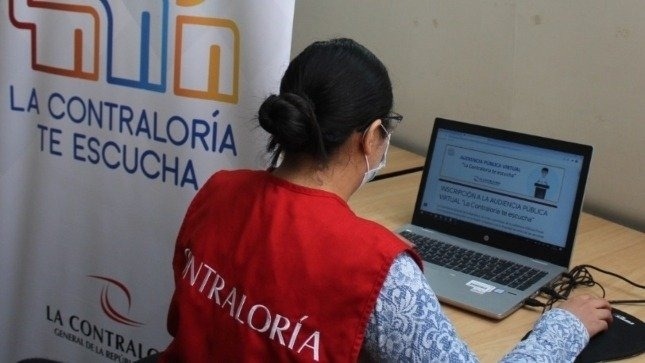 Imagen JPG de colaboradora de la Contraloría sentada en su silla dentro de su oficina y participando desde su laptop en la Audiencia Pública Virtual “La Contraloría te escucha” en la provincia Dos de Mayo en Huánuco.