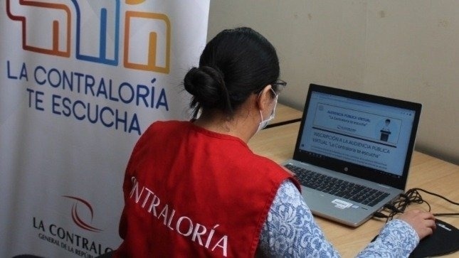 Imagen JPG de colaboradora de la Contraloría sentada en su silla dentro de su oficina y participando desde su laptop en la Audiencia Pública Virtual “La Contraloría te escucha” en la provincia Dos de Mayo en Huánuco.