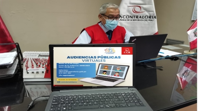 Imagen JPG de colaborador de la Contraloría sentado en su oficina y participando de la Audiencia Pública Virtual “La Contraloría te escucha” Loreto.