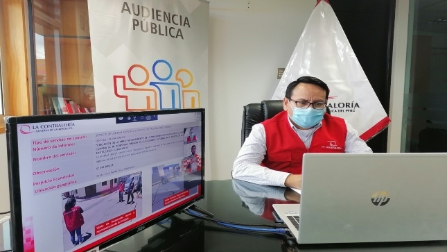 Imagen JPG de colaborador de la Contraloría sentado en su oficina y participando desde su laptop en la Audiencia Pública Virtual “La Contraloría te escucha” Cajamarca.