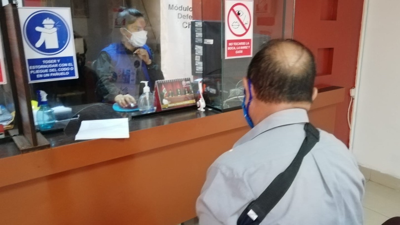 Foto de comisionado de la Defensoría del Pueblo con personal edil