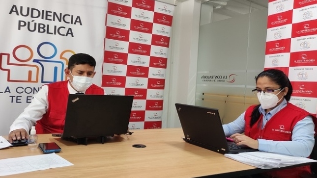 Imagen JPG de colaboradores de la Contraloría sentados en su oficina participando desde sus laptops en la Audiencia Pública "La Contraloría te escucha" Bagua, Amazonas.