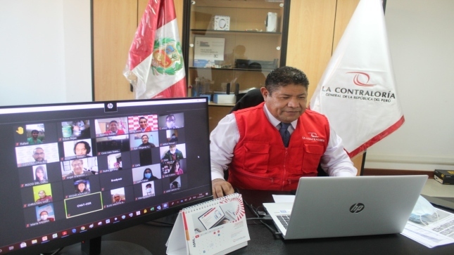Imagen JPG de colaborador de la Contraloría sentado en su oficina Audiencia Pública Virtual “La Contraloría te escucha” Huarochirí, Lima provincias.