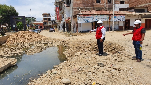 Imagen JPG de colaboradores de la Contraloría supervisando pavimentación de la calle Francisco Ibáñez, a cargo de la Municipalidad Provincial de Tumbes