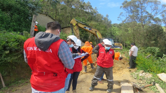 Imagen JPG de colaboradores de la Contraloría supervisando mantenimiento de camino vecinal en Cajamarca.