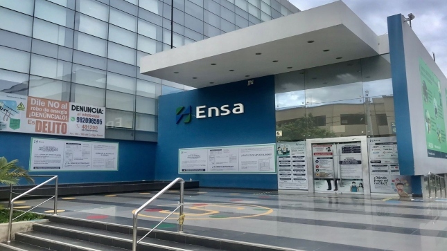 Imagen de la puerta principal y parte de la fachada de la Empresa Regional de Servicios Públicos de Electricidad del Norte S.A. (Ensa) en Lambayeque.